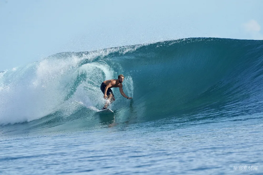 高清摄影 一个男子骑在冲浪板上 surfing于海浪之上