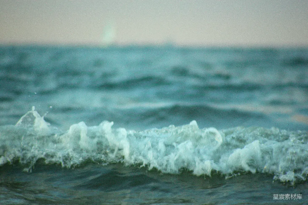 高清摄影 海水拍打形成的近景波浪。