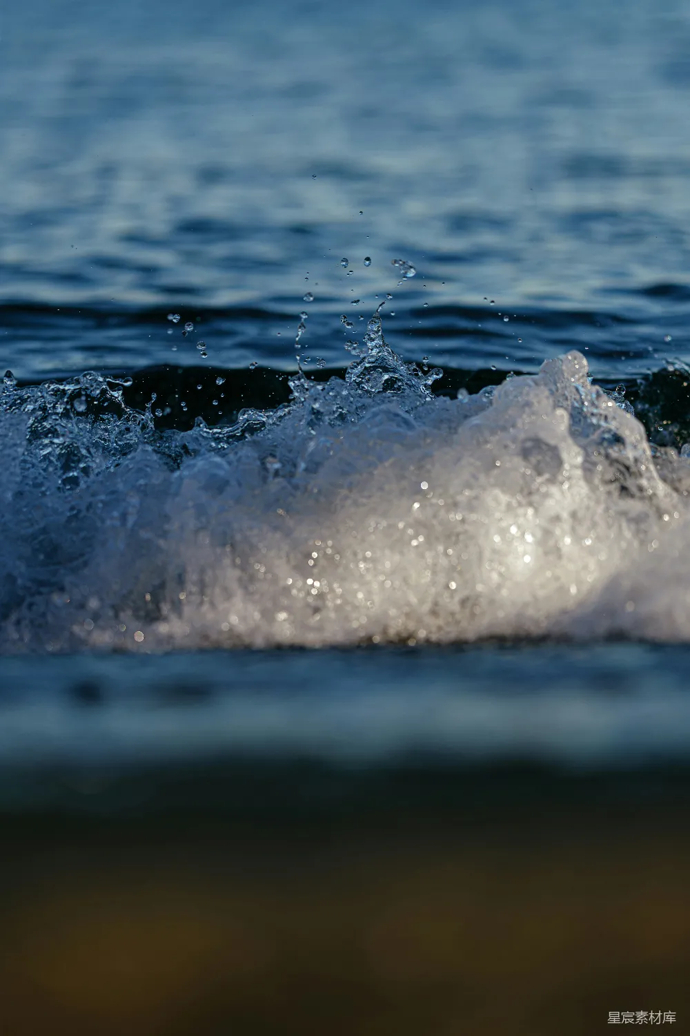 高清摄影 一波汹涌的海浪带着泡沫和水沫。
