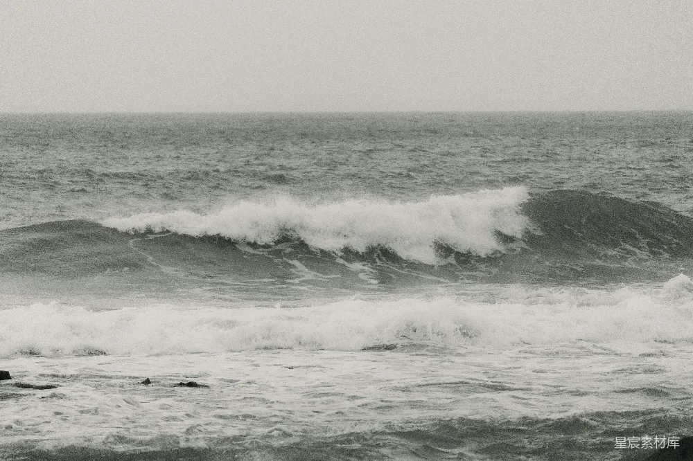 高清摄影 波涛汹涌的海浪拍击着岩石海岸