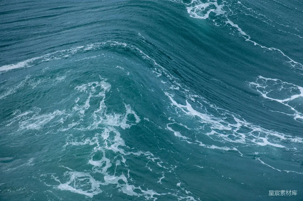 高清摄影 海边一个人在波浪上riding冲浪板的人