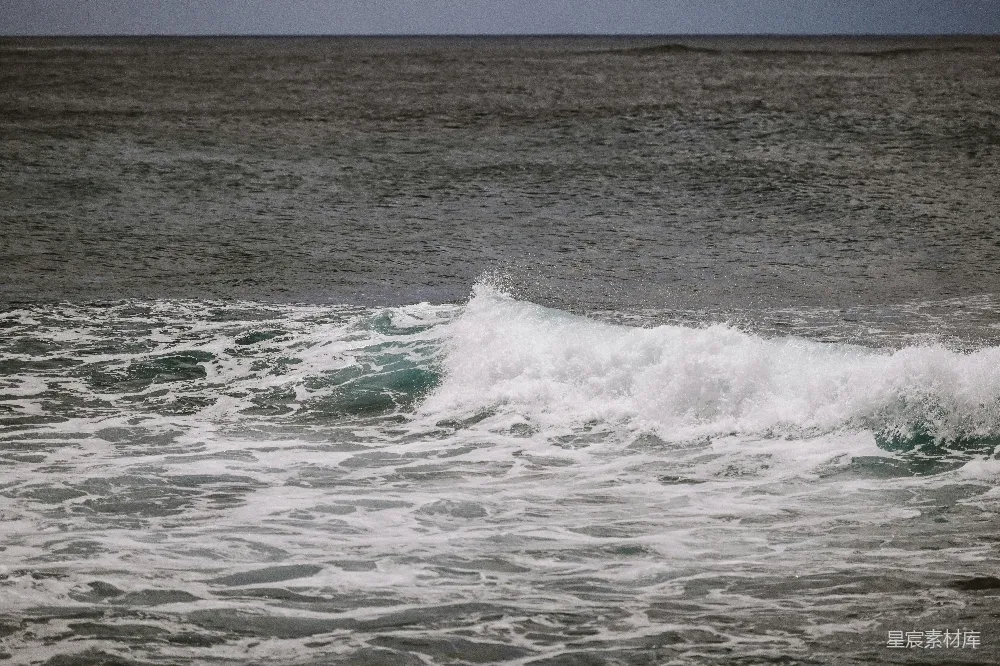 高清摄影 一片波涛汹涌、浪花翻卷的暗色海洋。