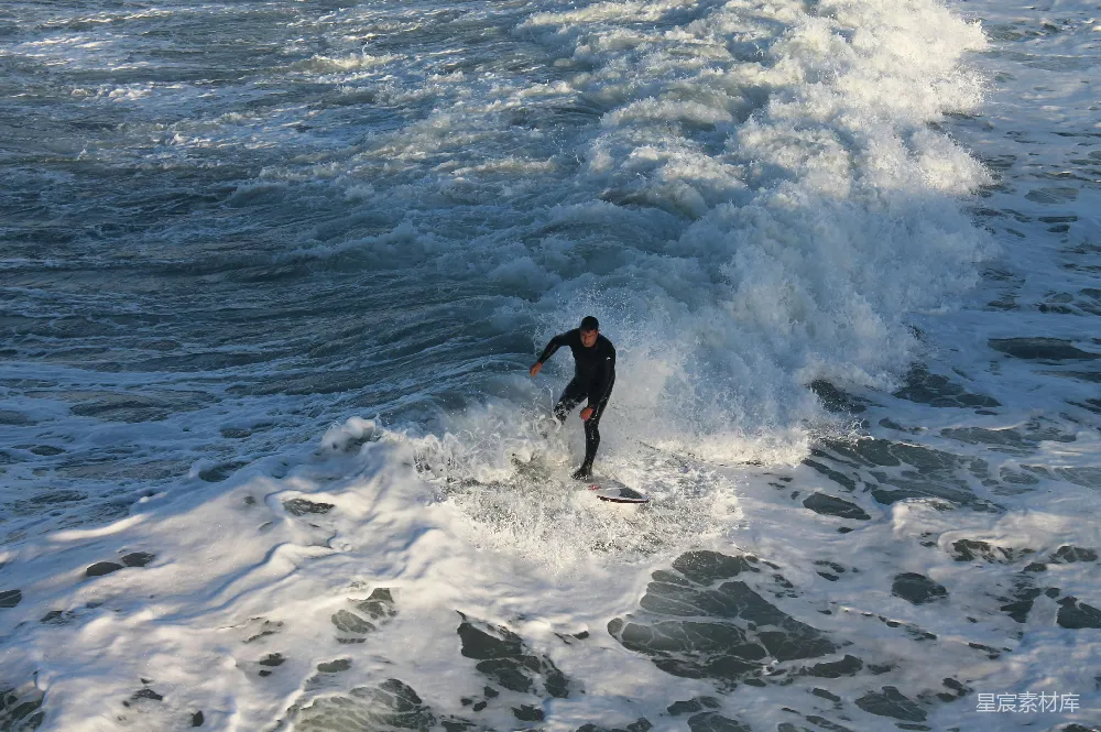 高清摄影 一个男子骑在冲浪板上 surfing于波浪之上