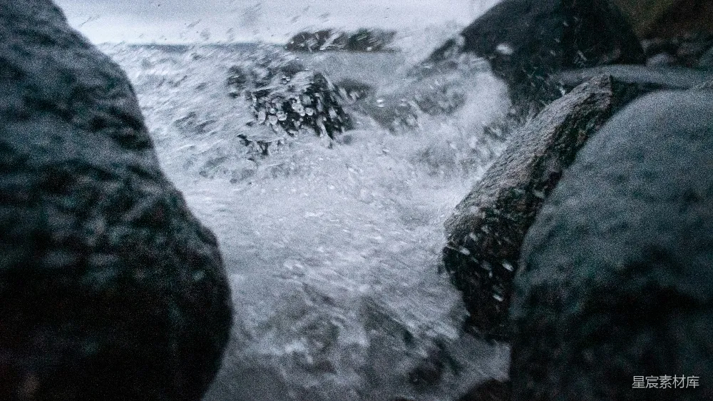 高清摄影 海水冲击着黑色的岩石