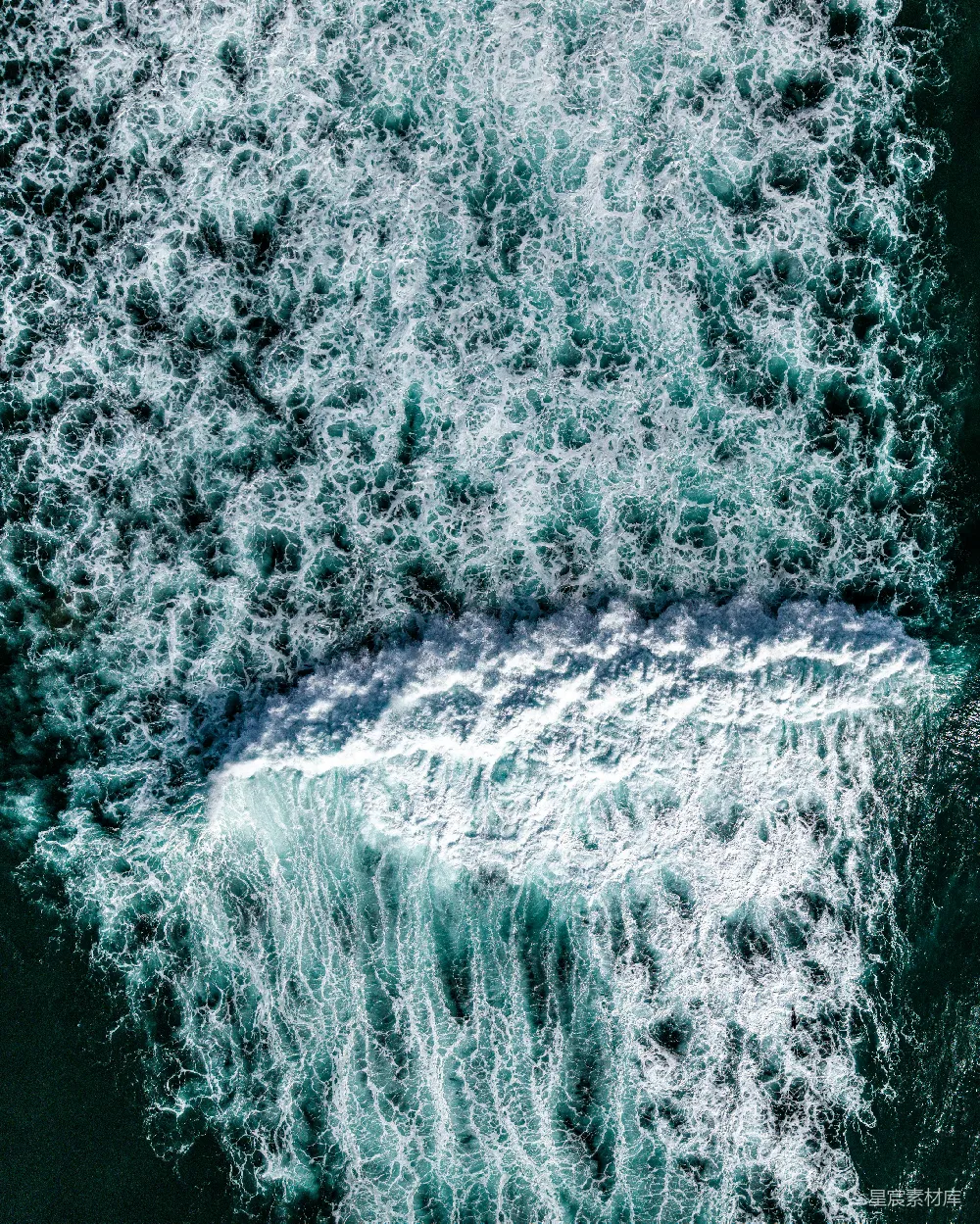 高清摄影 海洋波浪的 aerial 观察视角，破浪而出。