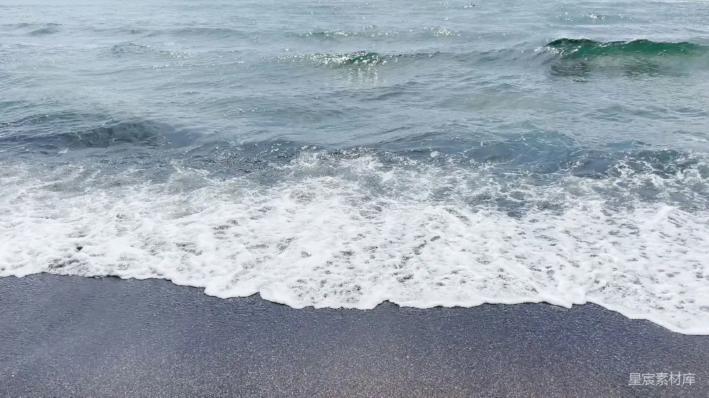 高清摄影 白天海浪拍打在岸边