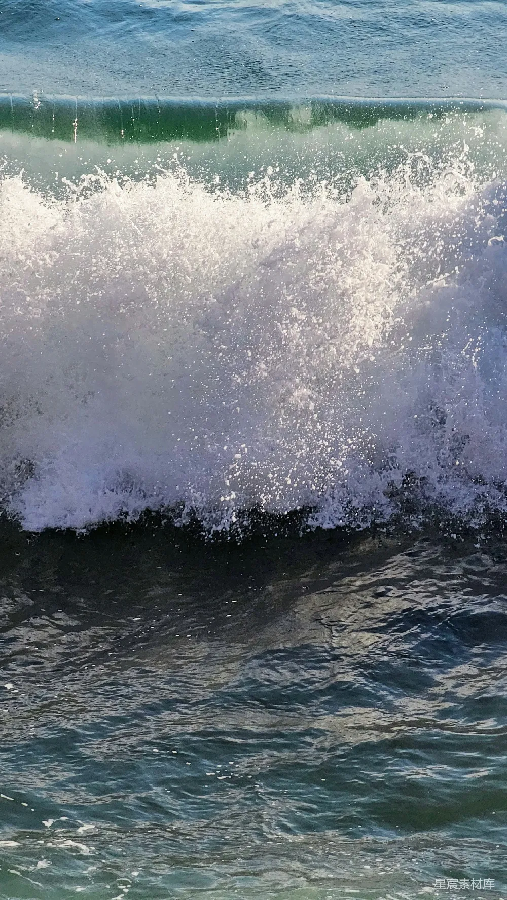 高清摄影 一个男人骑在冲浪板上 surfing于波浪之上