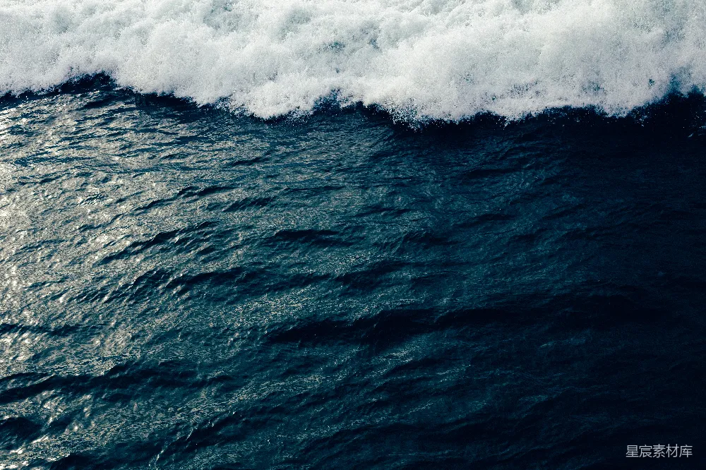 高清摄影 海边白天海浪拍打在岸边