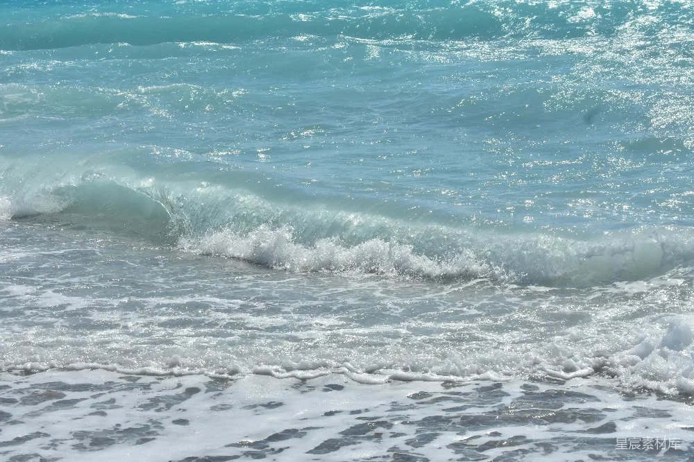 高清摄影 海滩上波浪拍打的声响