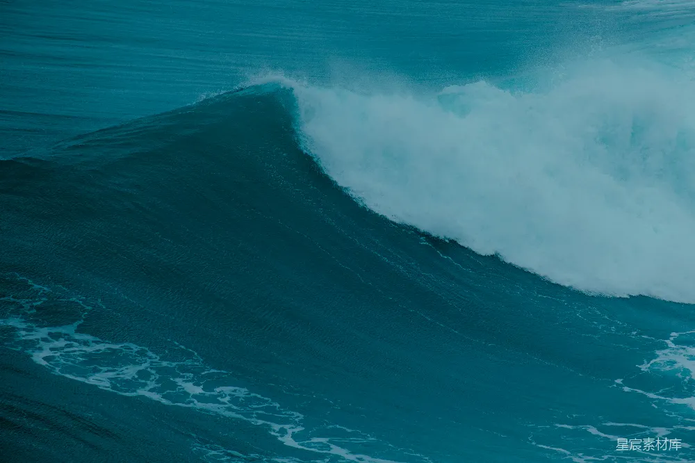 高清摄影 一个男子骑在冲浪板上 surfing在波浪之上