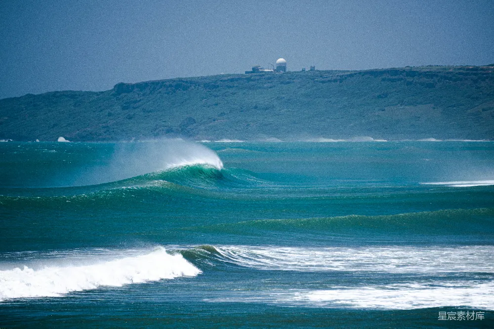 高清摄影 一个骑手在冲浪板上 surfing atop a wave