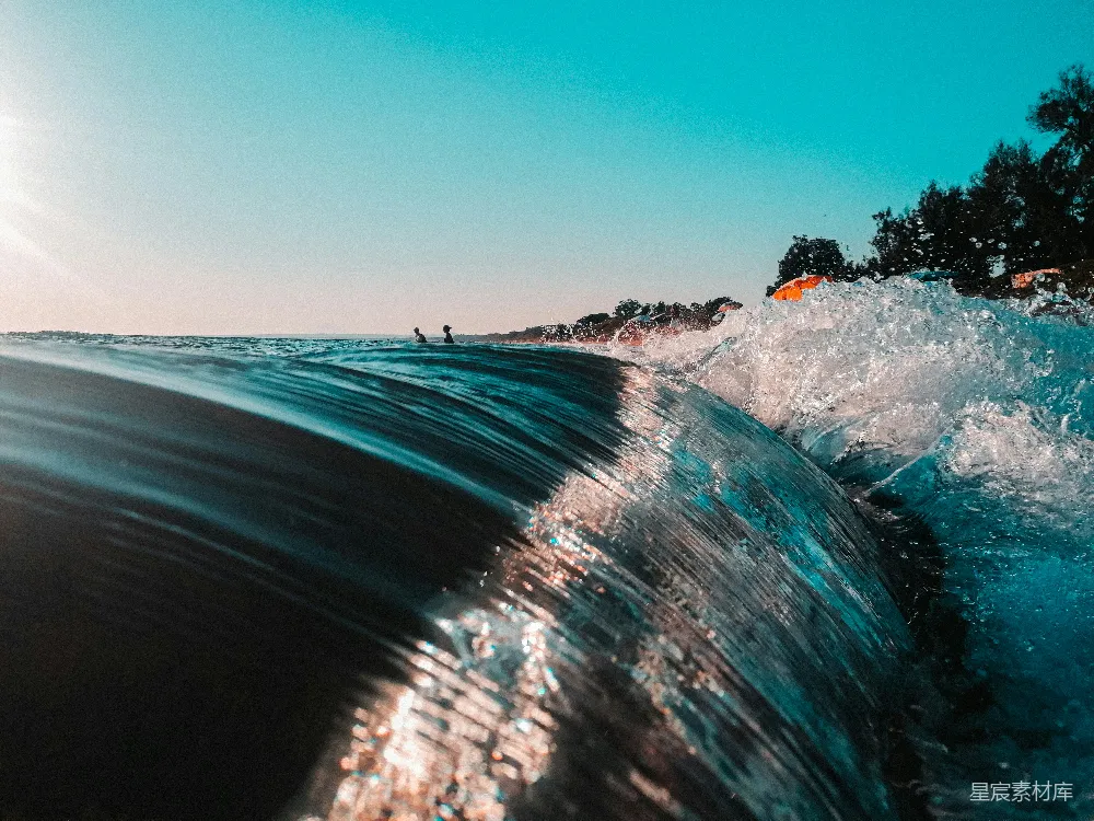 高清摄影 白天人在海浪上冲浪的人