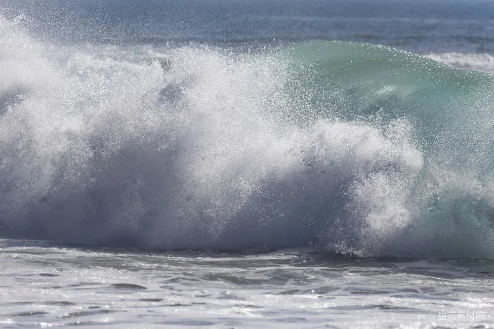 高清摄影 男子站在冲浪板上 surfing于波浪之上。