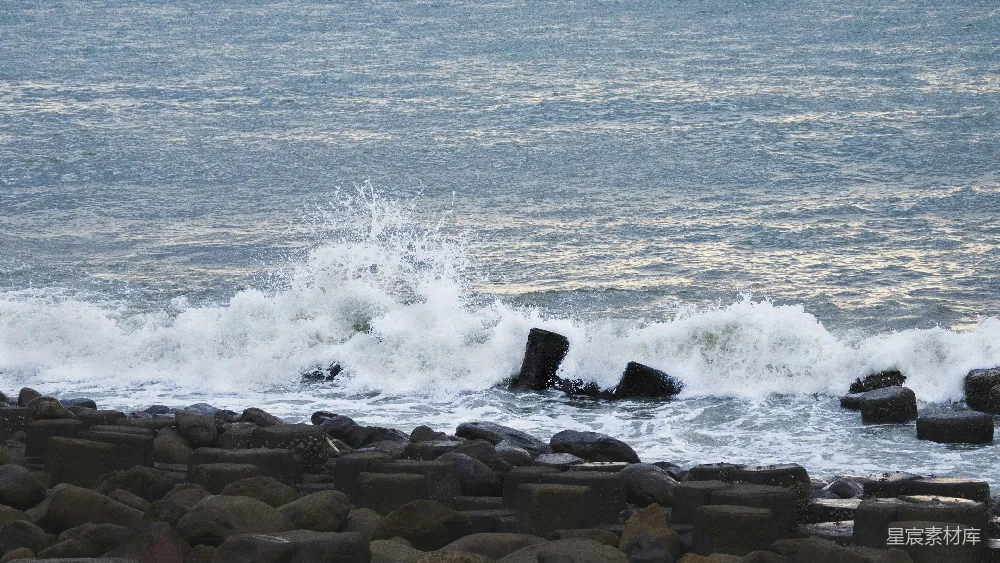 高清摄影 海浪在白天拍打岩石。