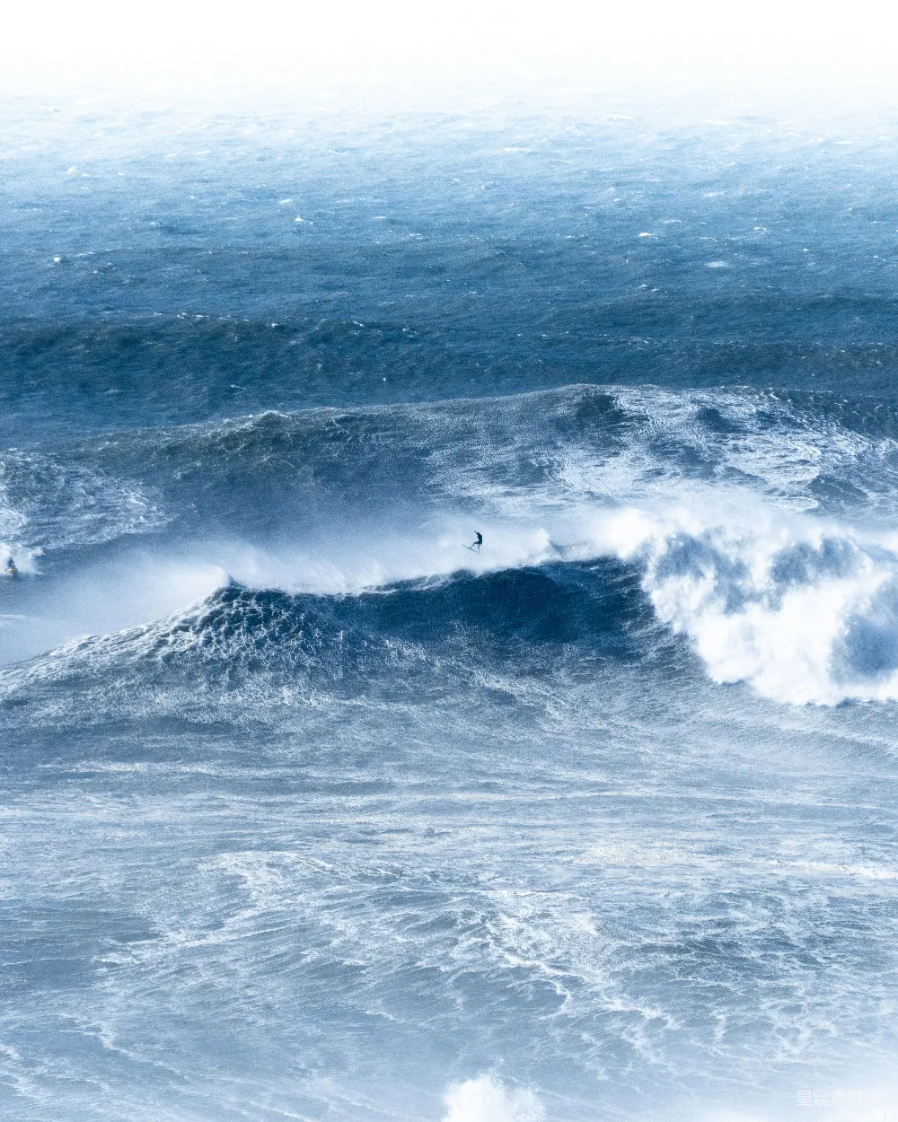 高清摄影 一个男子骑在冲浪板上 surfing于波浪之上