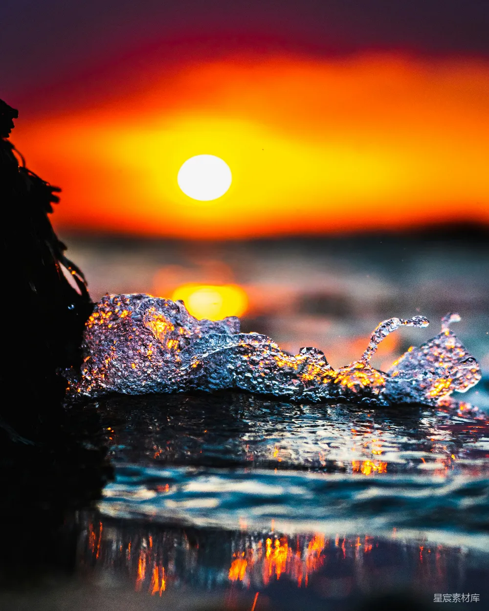 高清摄影 背景中有夕阳的一处特写镜头中的水面