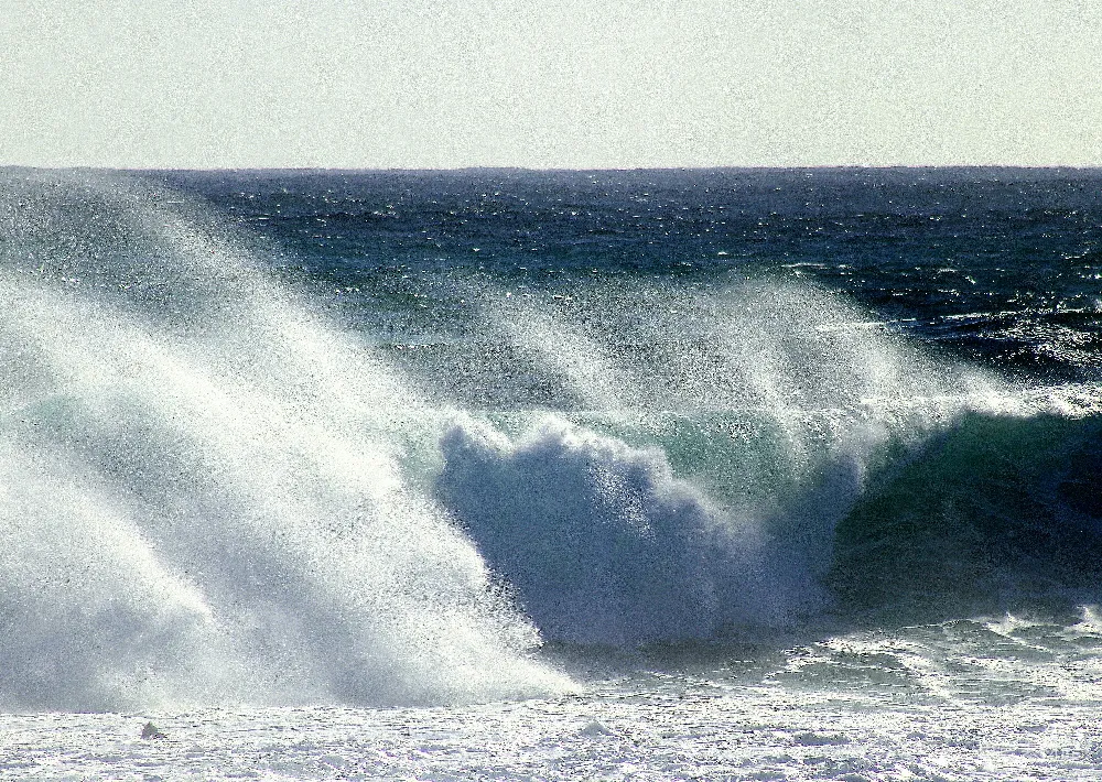 高清摄影 强大的海浪拍击着并伴随着海水飞溅