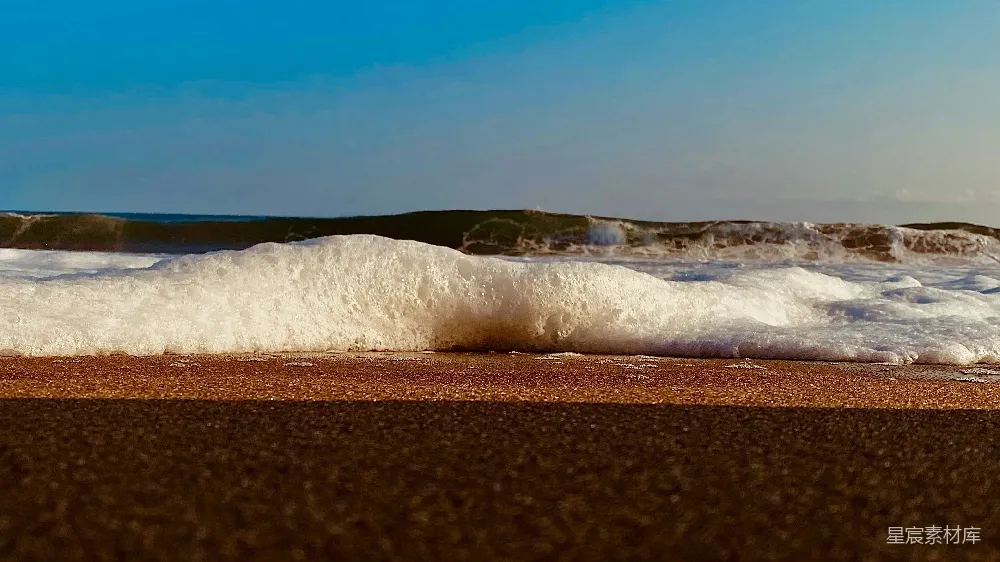 高清摄影 白天海浪拍击海岸的景象