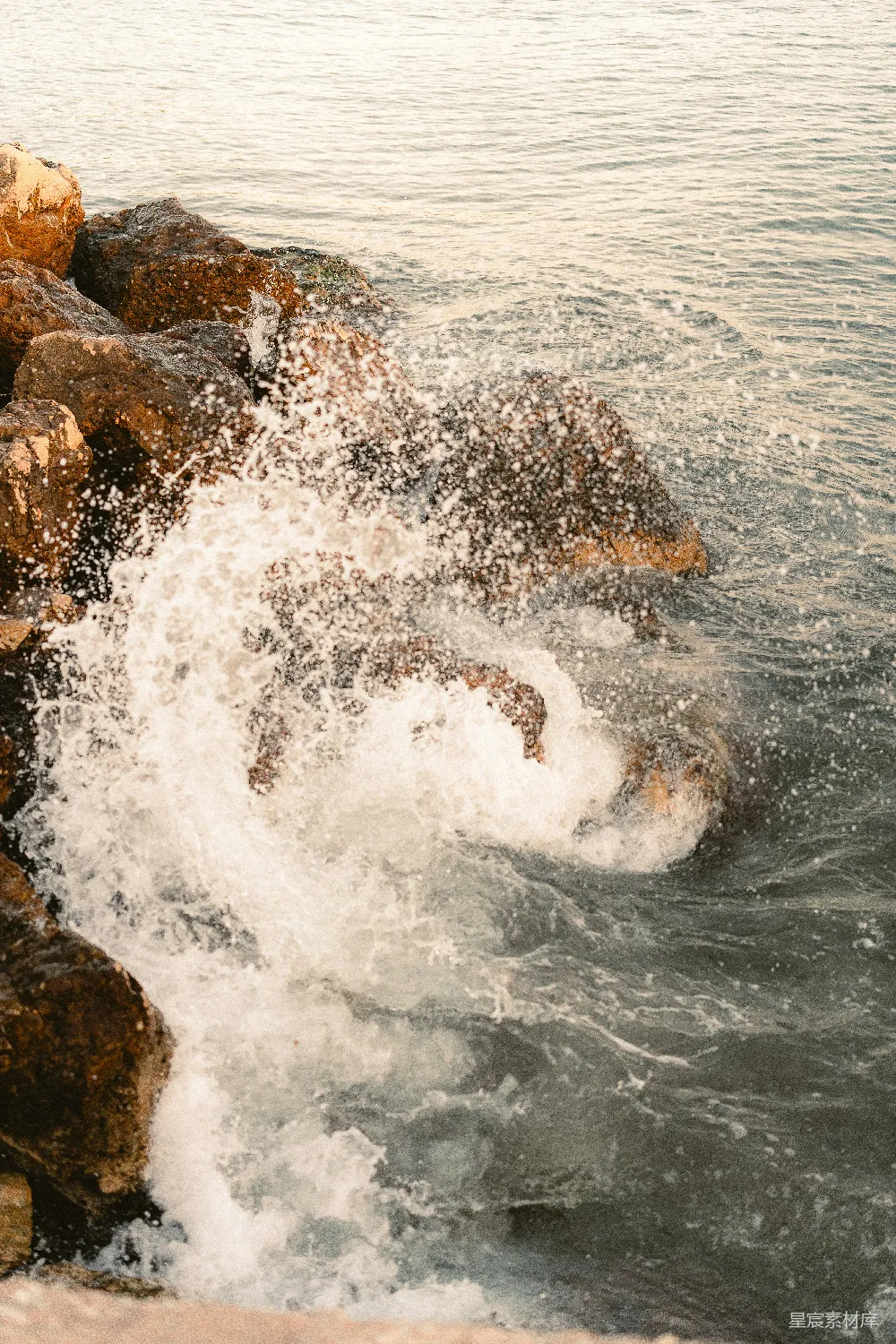 高清摄影 波浪撞击岩石海岸，溅起水花。