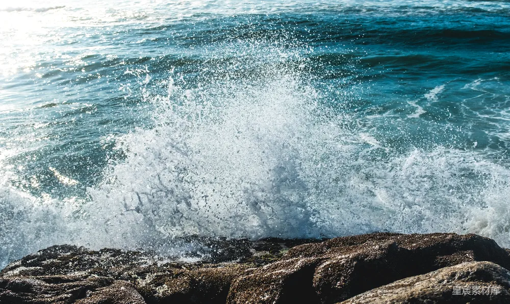 高清摄影 海边的海浪冲撞着岩石。