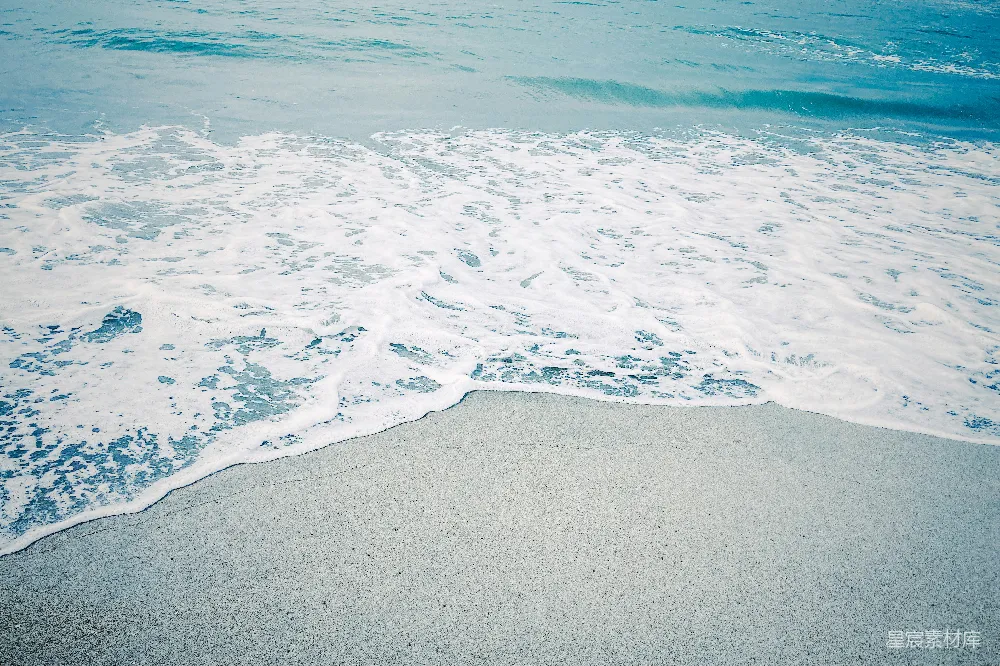 高清摄影 海浪在白天拍击岸边