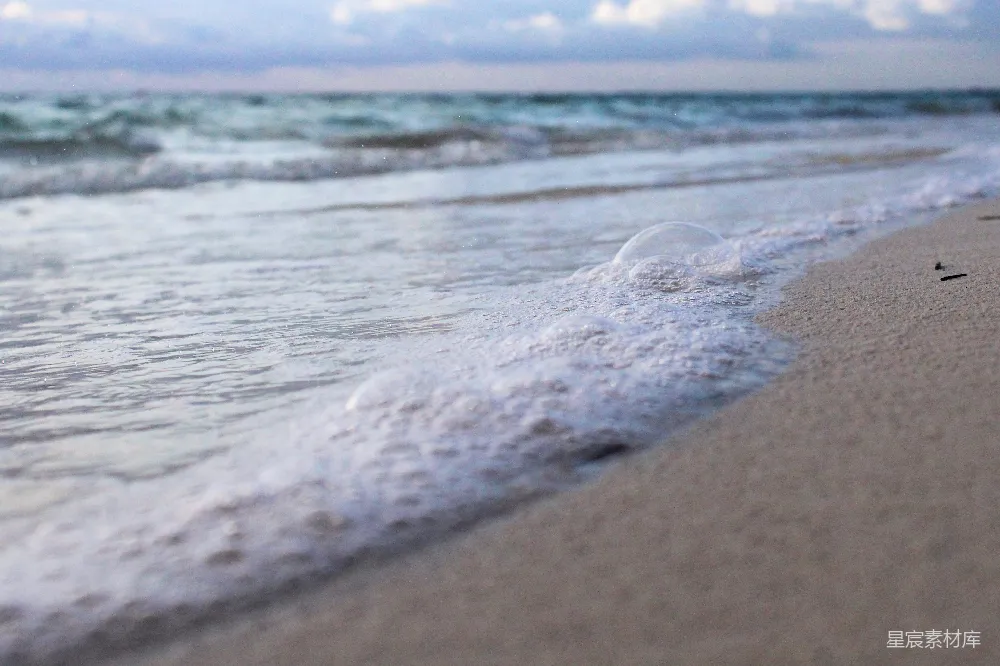 高清摄影 海滩上的一处特写镜头：波浪