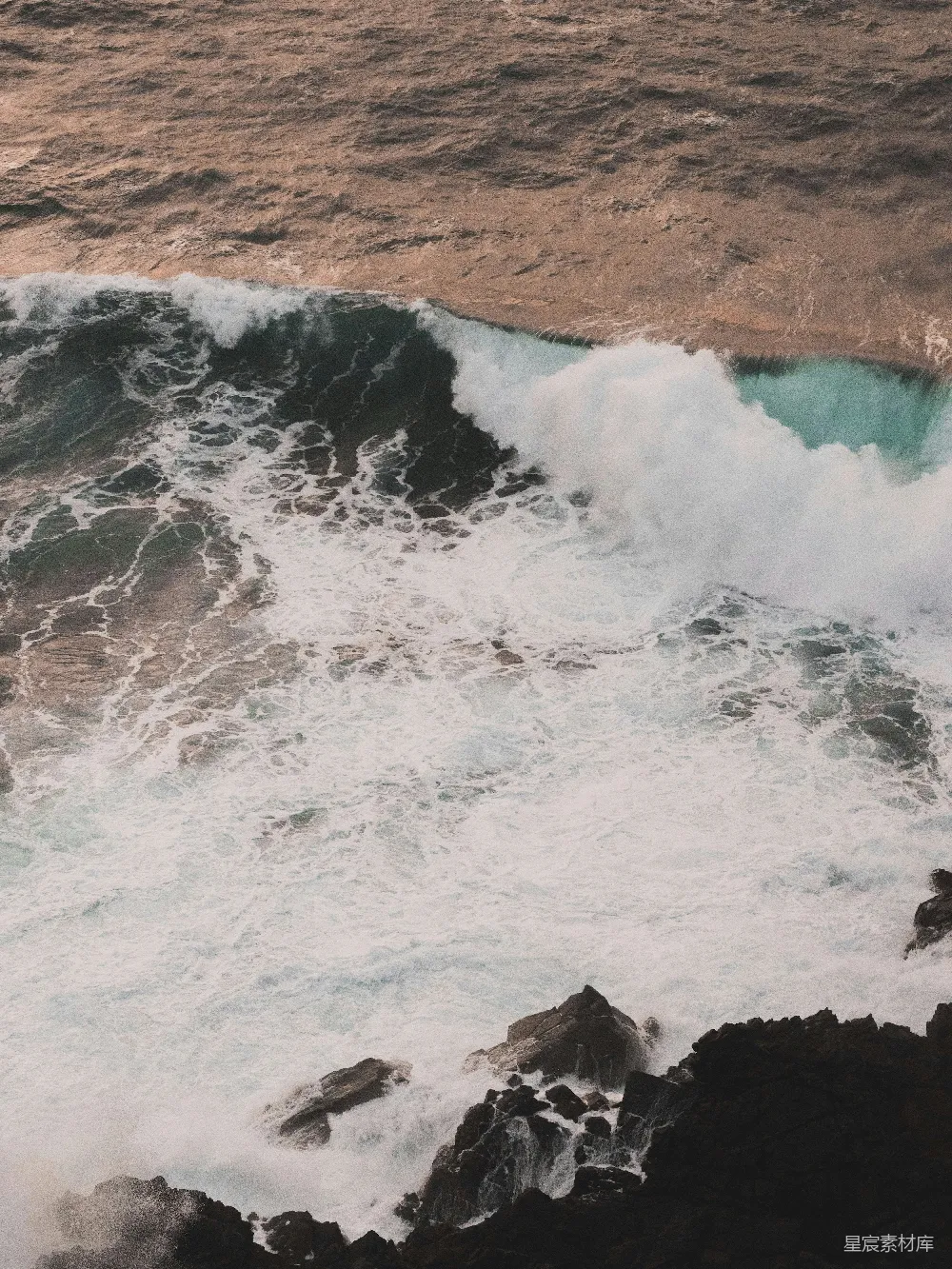 高清摄影 白天海浪拍打在岸边