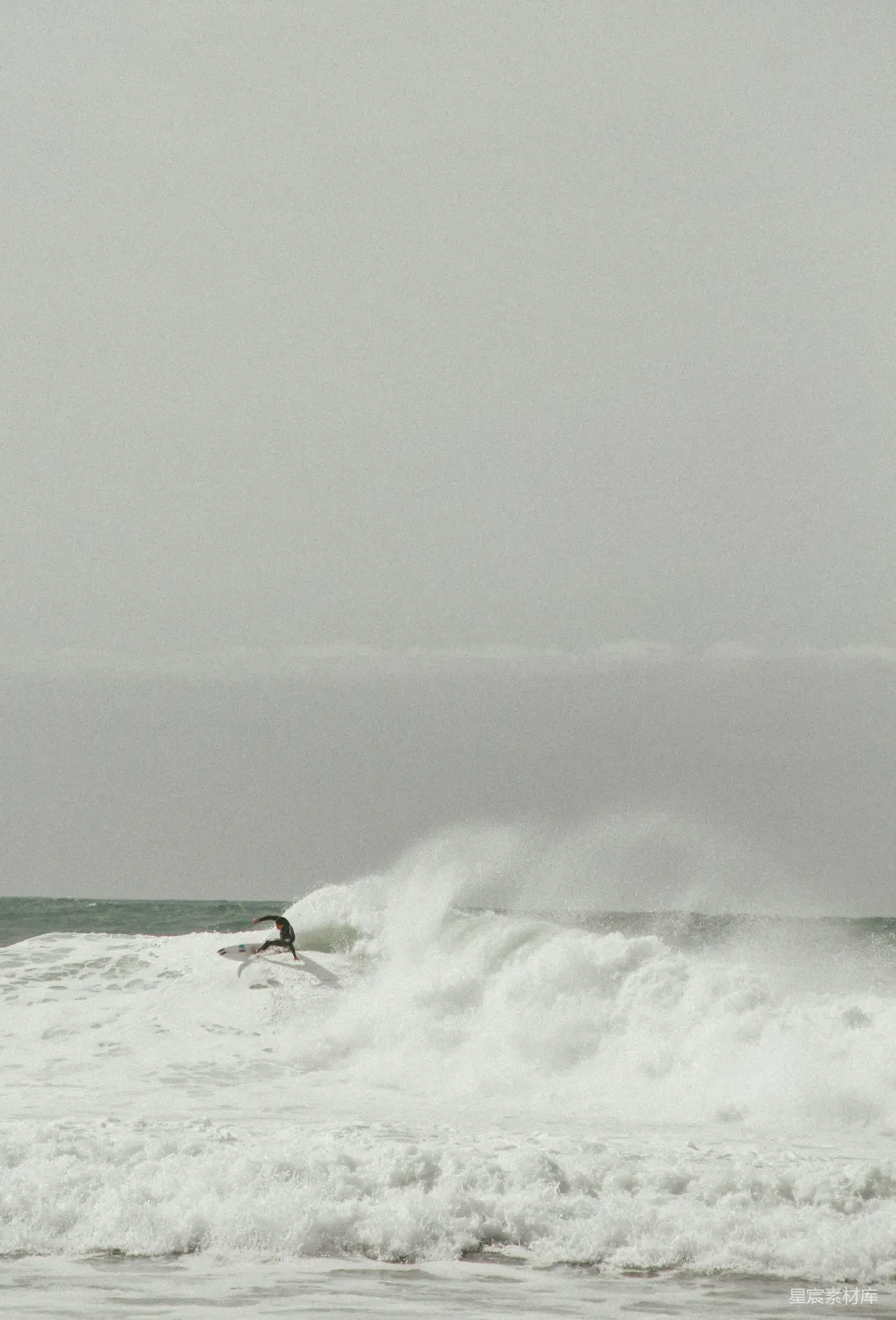 高清摄影 冲浪者在巨浪上 surfing a massive wave