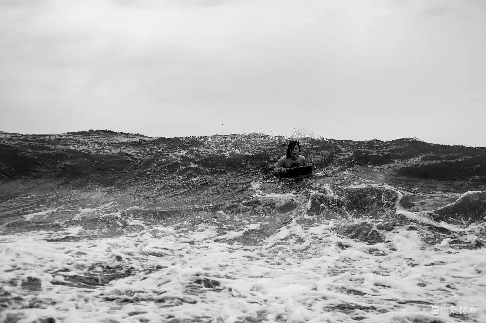高清摄影 灰度照片：男人在海浪上冲浪