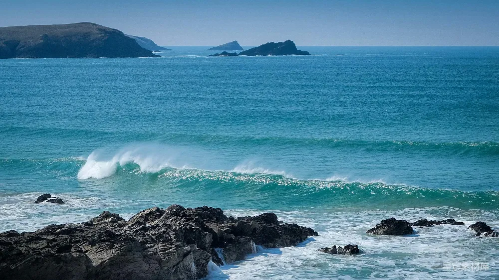 高清摄影 白天海浪拍击岩石的景象