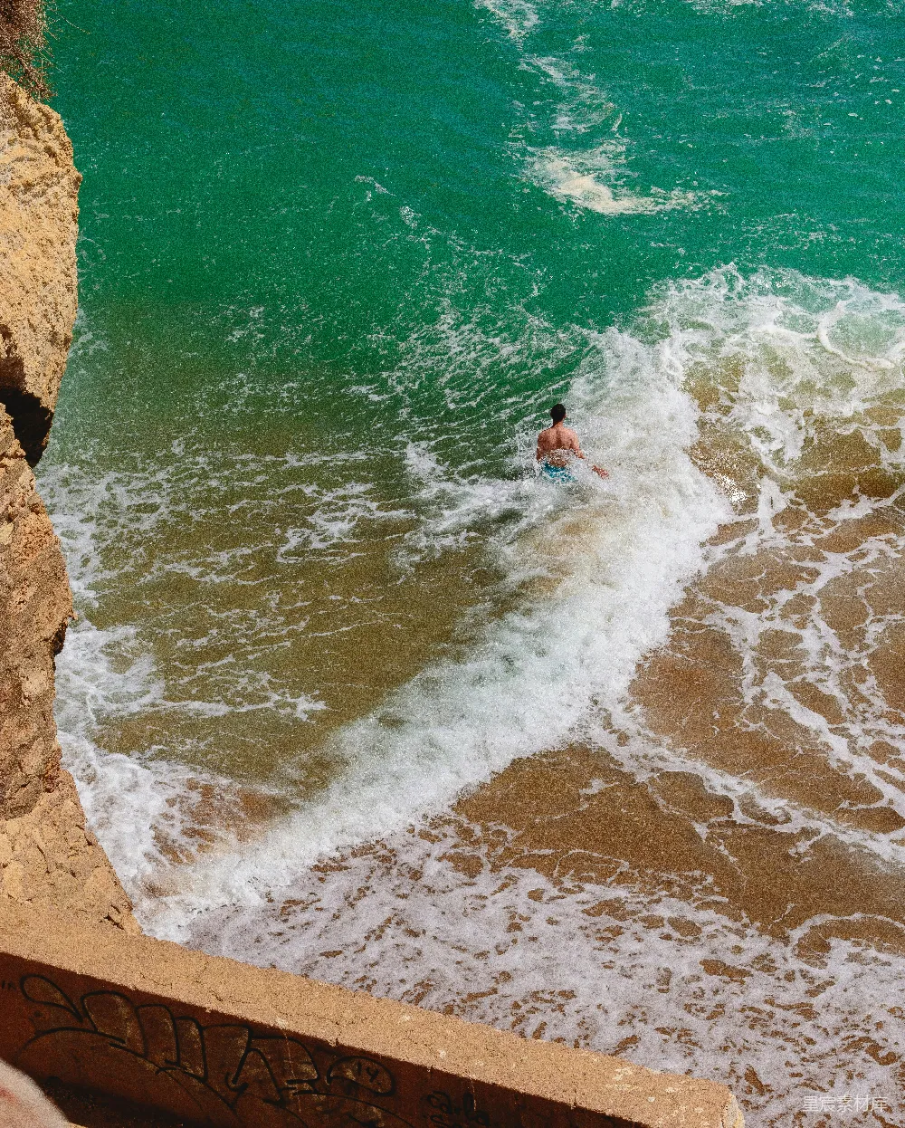 高清摄影 一个男人骑在冲浪板上 surfing atop a wave