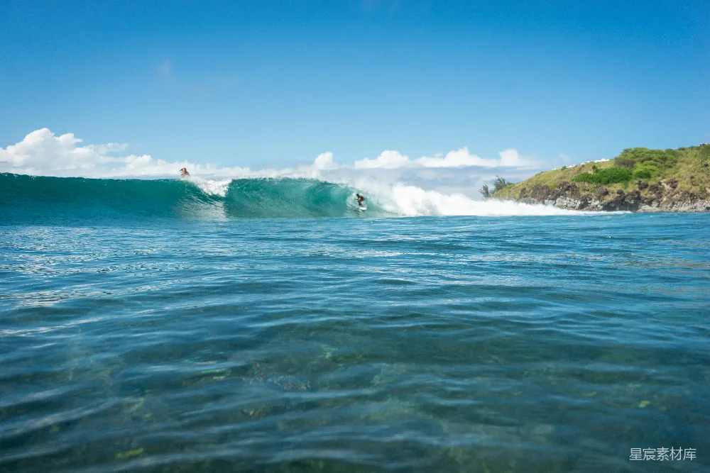 高清摄影 阳光明媚的一天中冲浪者正在一个波峰上 surfing on a breaking wave on a sunny day。