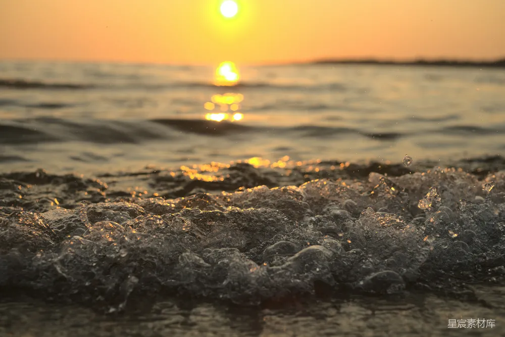 高清摄影 夕阳落下海浪之上