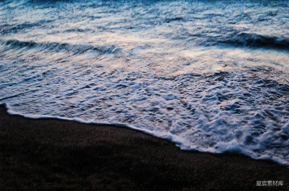 高清摄影 海边白天海浪拍击海岸的景象