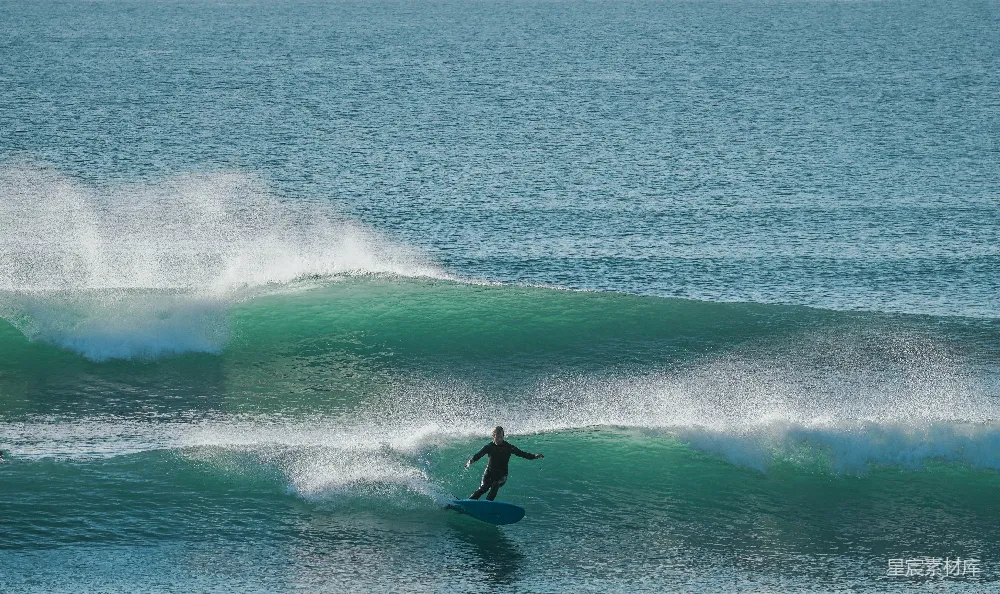 高清摄影 一个男子坐在冲浪板上 surfing 波涛之上