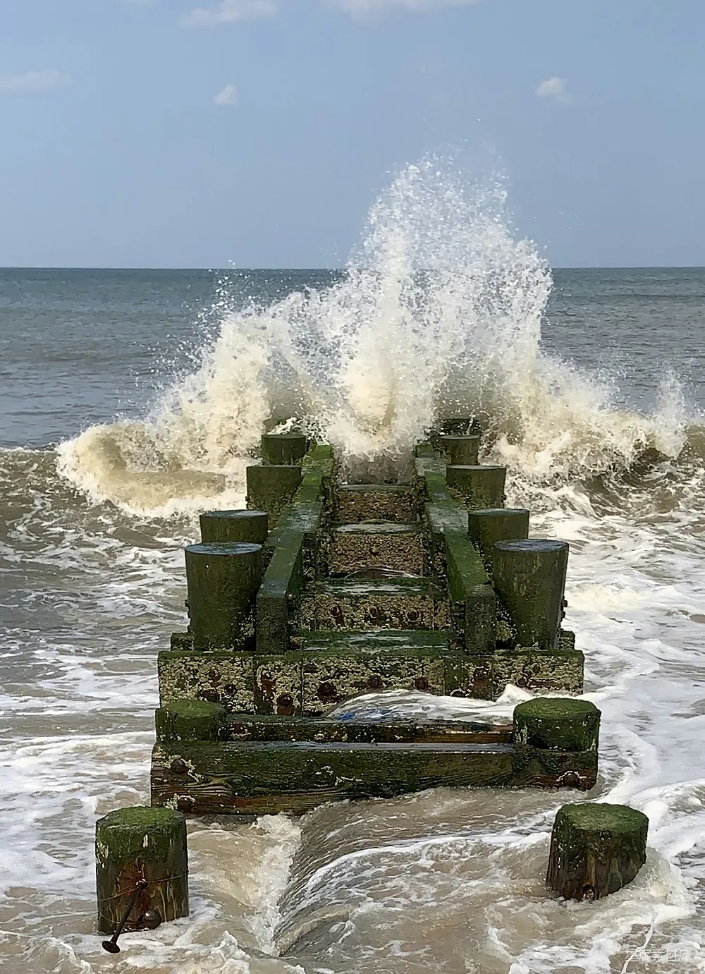 高清摄影 海边堤岸旁的水波