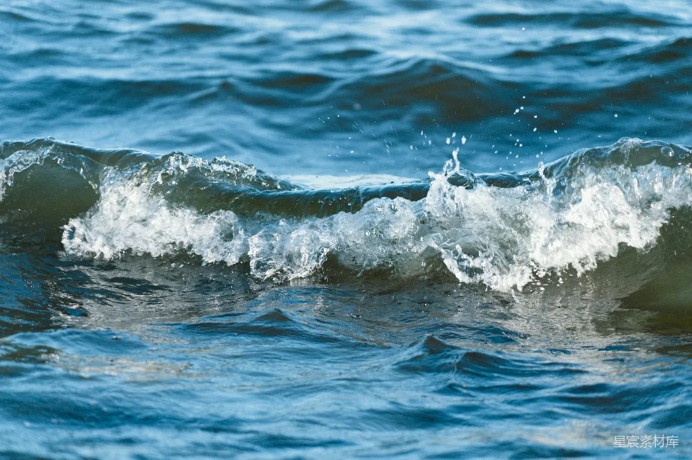 高清摄影 近景拍摄的一道波涛汹涌的海浪，带有白色泡沫。