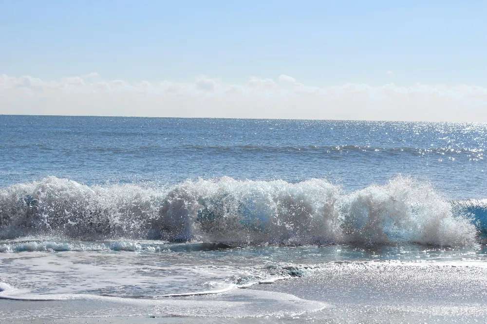 高清摄影 海浪拍击着海岸线。