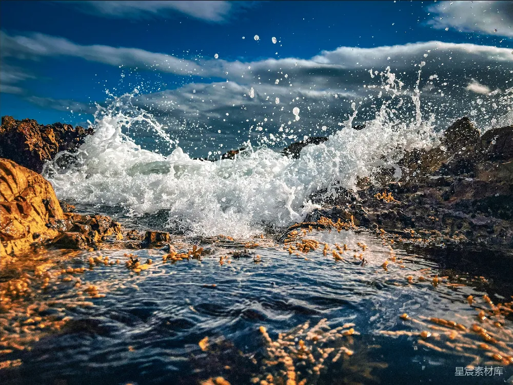高清摄影 海浪拍打着岩石。