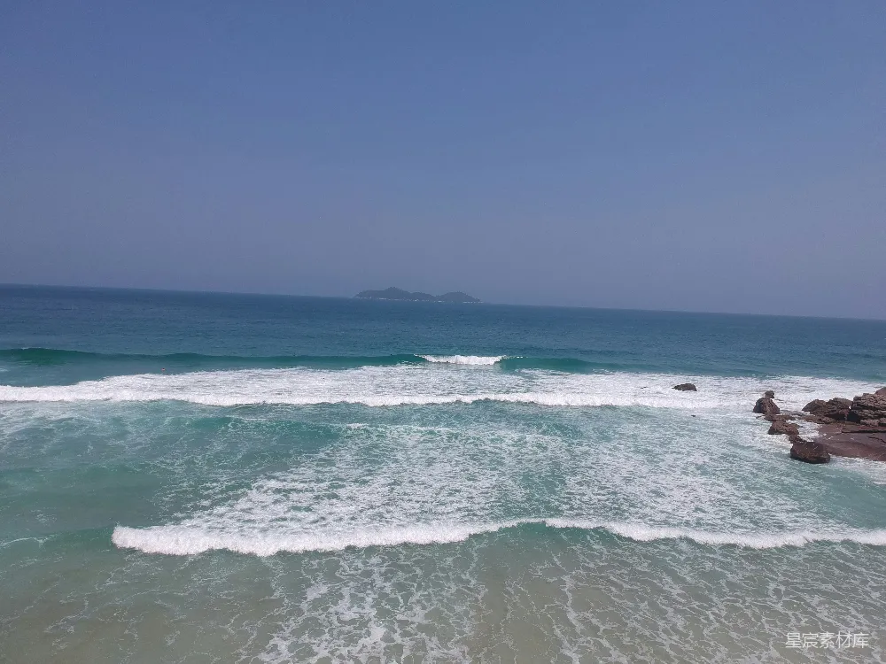 高清摄影 白天海浪拍打在海岸上
