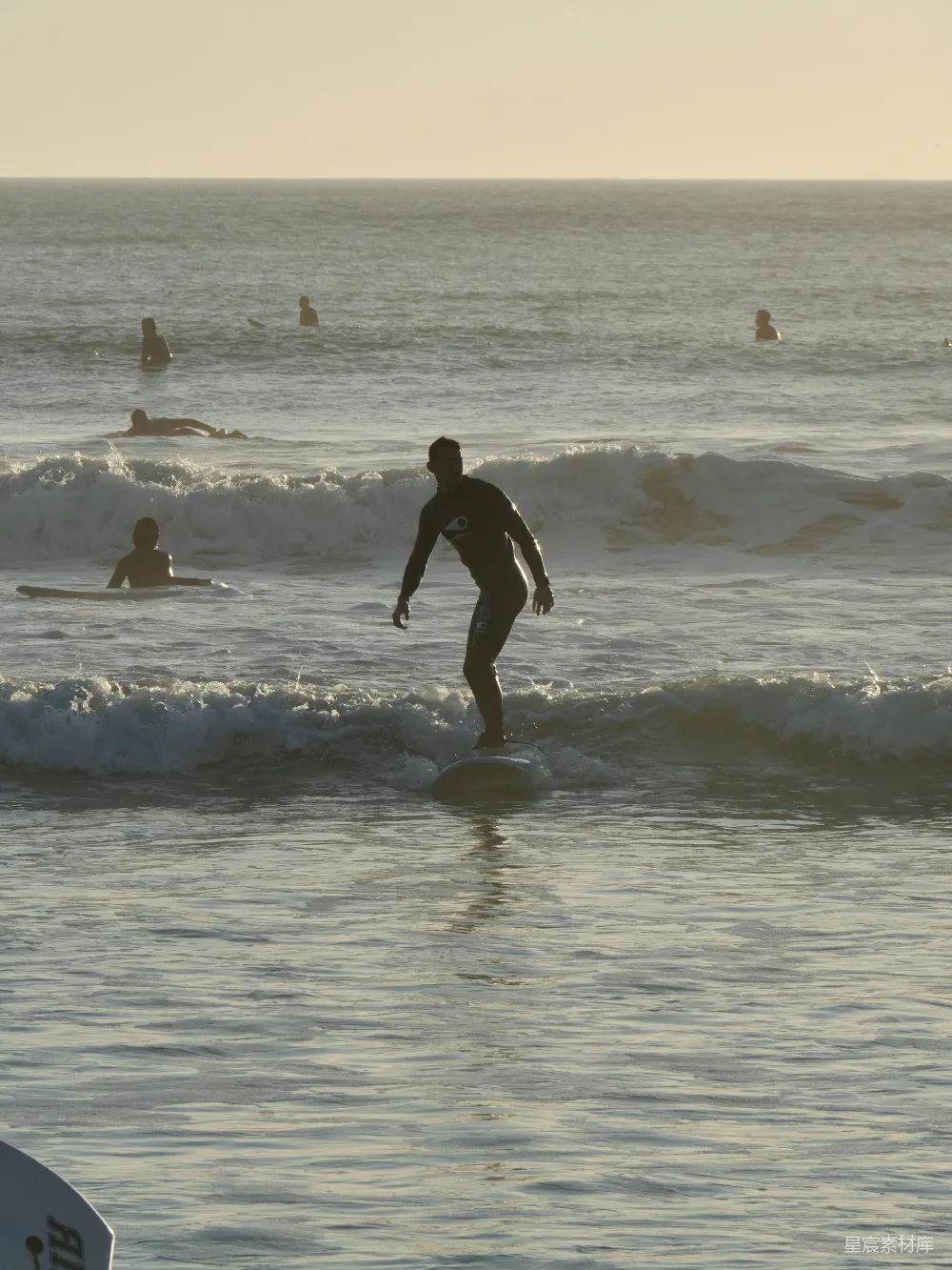 高清摄影 一个男子骑在冲浪板上 surfing于波峰之上