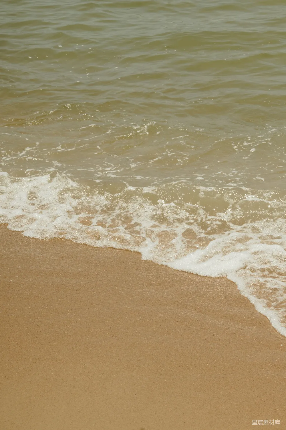 高清摄影 海浪轻轻地拍打着沙滩。
