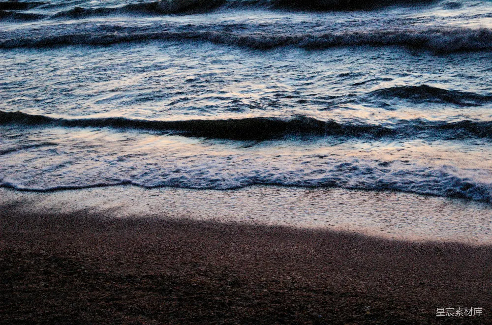 高清摄影 白天海浪撞击岸边