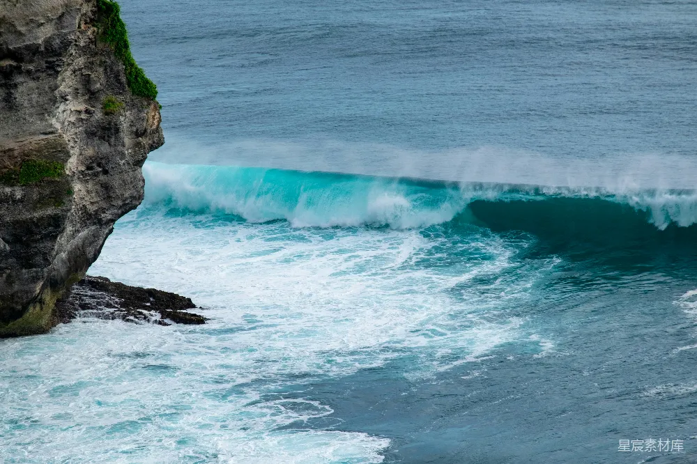高清摄影 海边一个穿在冲浪板上的人在波浪上 Riding a surfboard on a wave in the ocean