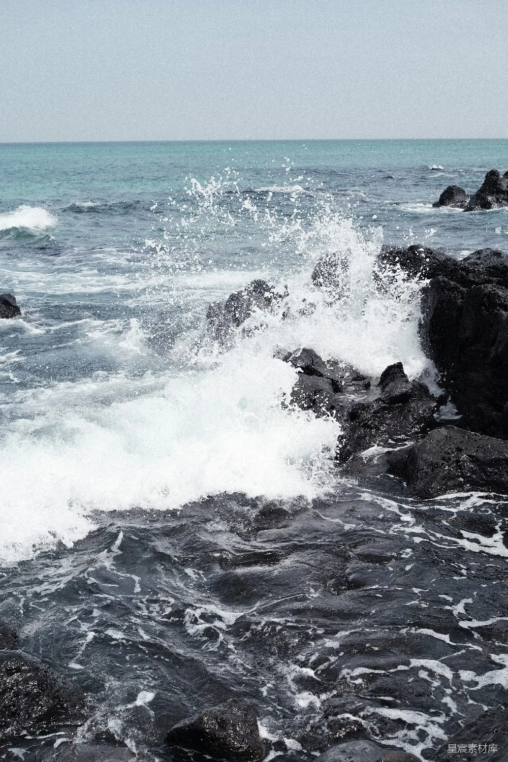 高清摄影 白天海浪撞击岩石