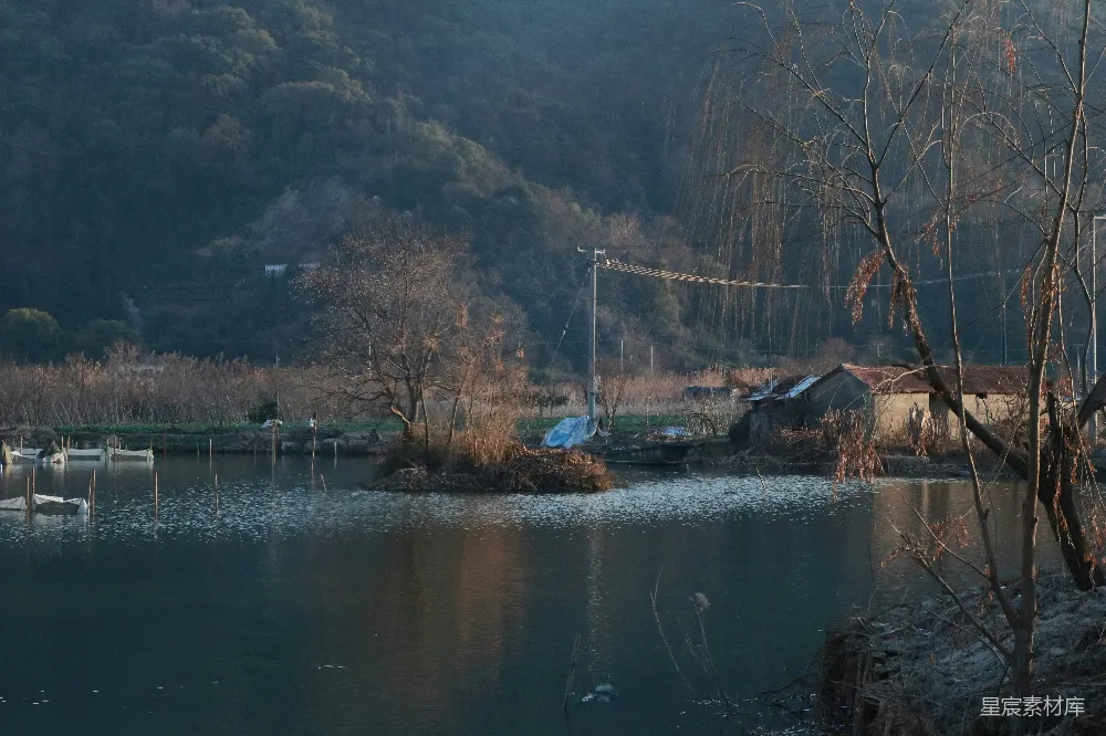 高清摄影 一池清水倒映着山坡上的村庄。