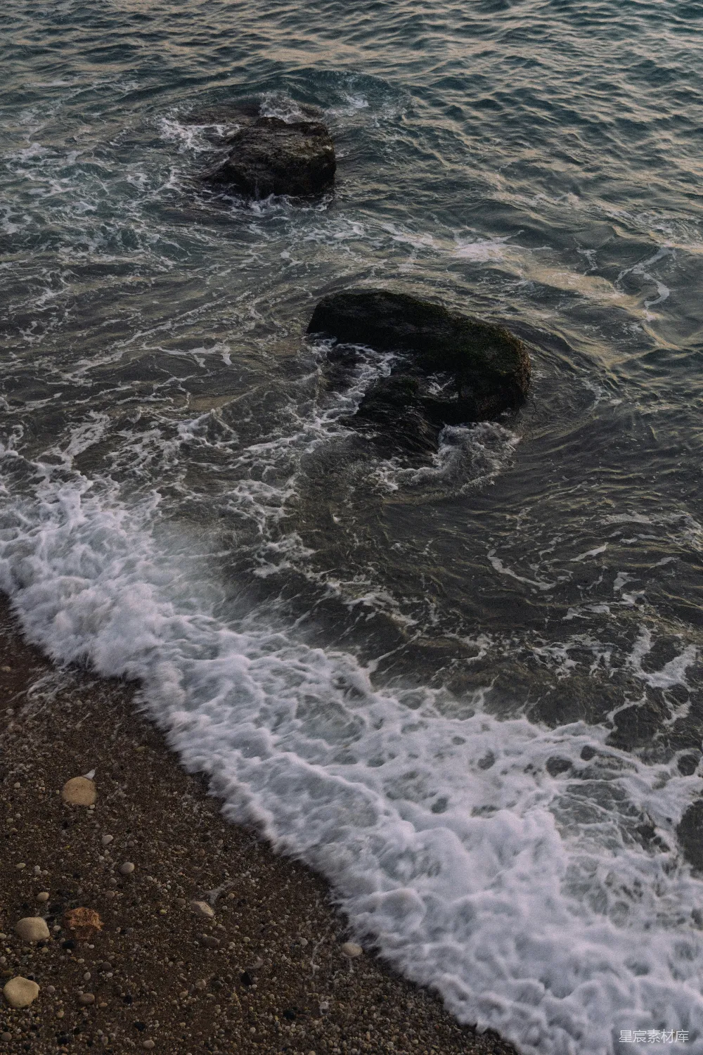 高清摄影 几块漂浮在水中的石头
