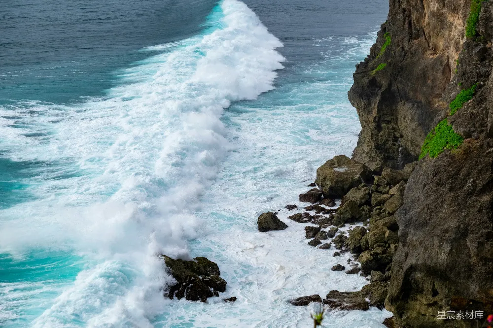 高清摄影 巨大的海浪撞击着悬崖下的海岸。