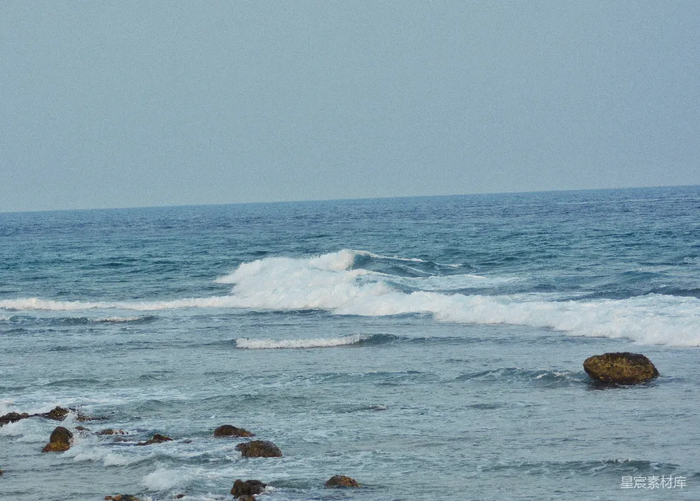 高清摄影 岩石上的海浪拍击