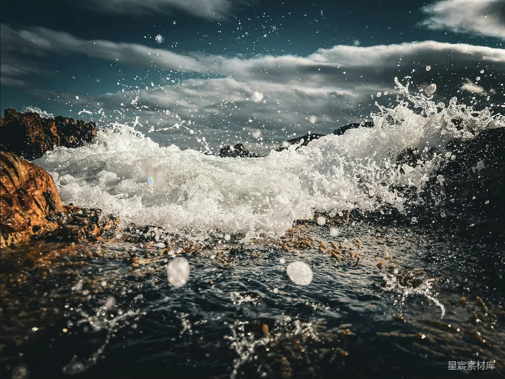 高清摄影 海浪撞击着岩石海岸。